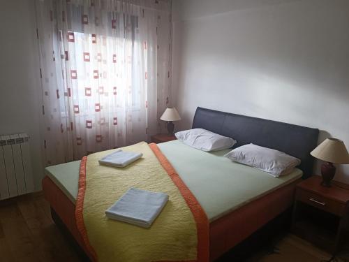 Tempat tidur dalam kamar di Stan u centru