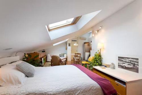 サラウツにあるPentHouse 200m centro playa con Parking privadoのベッドと机が置かれた寝室