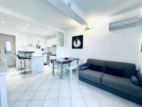 un salon avec un canapé et une table dans l'établissement Grand appartement centre piéton Cannes, à Cannes