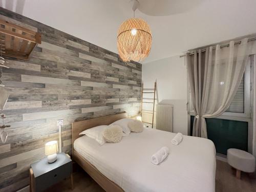 - une chambre avec un mur en bois et un lit dans l'établissement Le Sable d Opale, à Calais