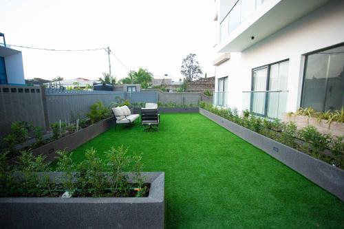 Taman di luar BelRose Place-East Legon