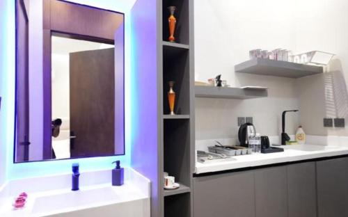 Dapur atau dapur kecil di الشهد للأجنحة الفندقية