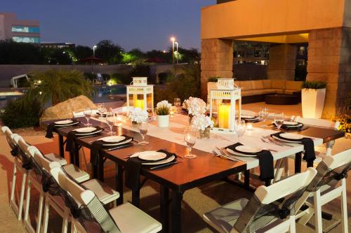 Ресторан / где поесть в Radisson Hotel Phoenix Airport