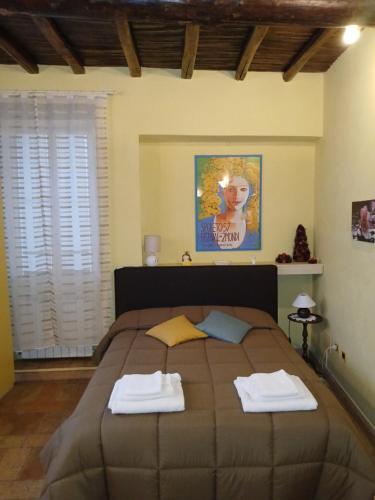une chambre avec un lit avec deux serviettes dessus dans l'établissement GRAZIOSO Appartamento, à Spolète