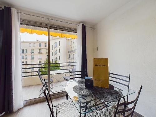 une salle à manger avec une table et une grande fenêtre dans l'établissement Valentina 16/18 Rue rouaze cannes, à Cannes