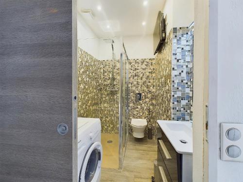 une salle de bain avec une douche, des toilettes et un lavabo dans l'établissement Valentina 16/18 Rue rouaze cannes, à Cannes