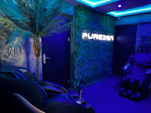 a waiting room with chairs in a purple room at Spartementen by Pure-Zen in Rotterdam