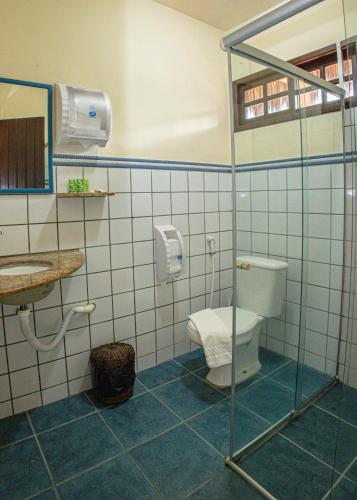 a bathroom with a toilet and a sink at Pousada Saudosa Maloca in Arraial d'Ajuda