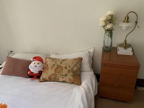 Shanghai Historical Forest Cabin loft With Balcony at second floor near middle Huaihai roadにあるベッド