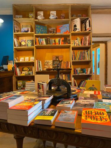 Perpustakaan di rumah tamu ini