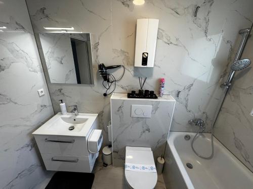Top Lage in Marl! Neu renovierte Wohnung bis 6 Personにあるバスルーム