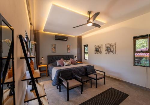 a bedroom with a bed and a ceiling fan at Hotel Casa Buenavista - Adults only in Sámara