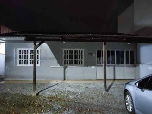 ナヴェガンテスにあるCasa de praia completa, com ar condicionadoの窓のある建物の前に駐車した車