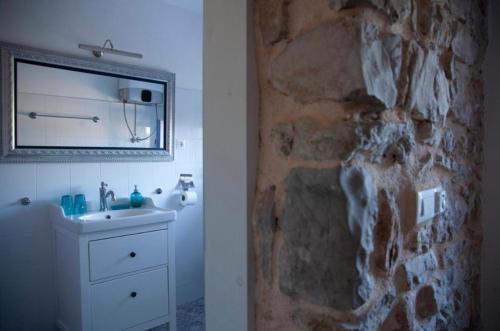 Ένα μπάνιο στο Apartment Rubus - Stivan, Cres - 900 m to Merascica beach
