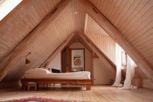 1 dormitorio en un ático con 1 cama. en Scheune im Grünen, en Staufen
