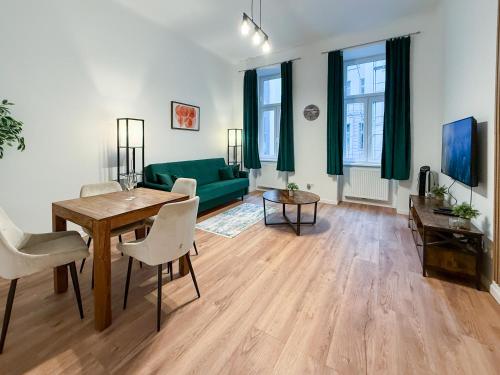 Enjoy Apartments,AC,Public Transport near,Pick up available, ask about Garage