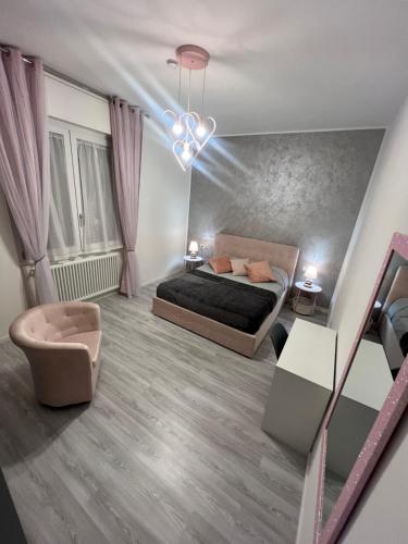a bedroom with a bed and a chandelier at Casa vacanza Natasha in Como
