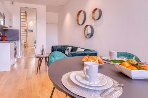 - un salon avec une table et une corbeille de fruits dans l'établissement Loft Croisette Standing Presta, à Cannes