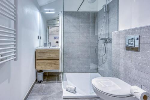 une salle de bain avec une douche, des toilettes et un lavabo dans l'établissement Loft Croisette Standing Presta, à Cannes