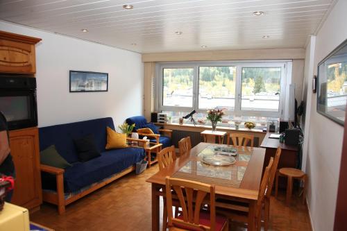 un salon avec un canapé bleu et une table dans l'établissement ALPINSTAR, à Chamonix-Mont-Blanc