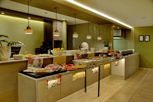 ベルビルにあるTown Lodge Bellvilleのたくさんの料理が並んだ広いキッチン