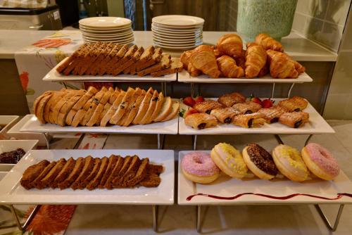 ベルビルにあるTown Lodge Bellvilleのトレイに載ったさまざまな種類のペストリーのビュッフェ
