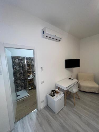 a small living room with a desk and a mirror at Casa vacanza Natasha in Como