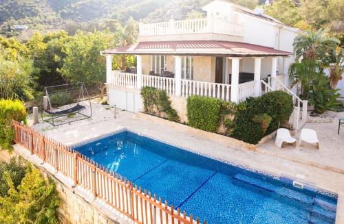 Πισίνα στο ή κοντά στο Pomos Harbour View Villa