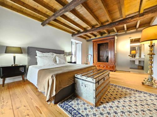 Un dormitorio con una cama grande con techo de madera. en Burgo da Villa, en Castelo de Vide