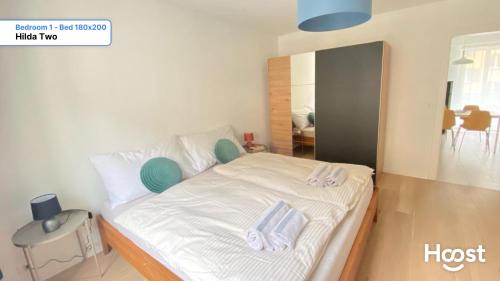 Postel nebo postele na pokoji v ubytování H2 with 3,5 rooms, 2BR, living room and kitchen, central and quite