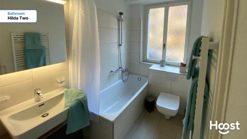 Koupelna v ubytování H2 with 3,5 rooms, 2BR, living room and kitchen, central and quite