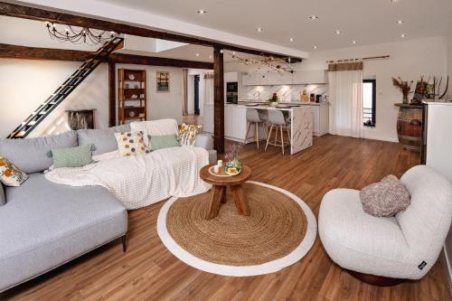 un salon avec deux canapés et une table dans l'établissement Côte Saint-Sulpice, à Saint-Sulpice