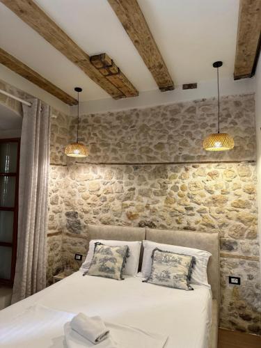 Кровать или кровати в номере Bohemian Boutique Suites