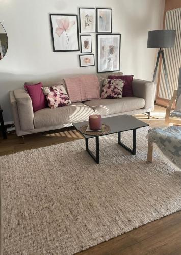 a living room with a couch and a coffee table at Ferienwohnung Uchtelfangen in Illingen