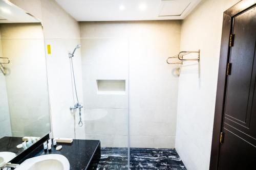 a bathroom with two sinks and a shower at Mora Hotel By Pioneer in Jeddah