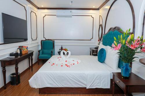 a bedroom with a white bed with a weddezvous at Royal Hotel Trâu Quỳ in Thạch Cầu