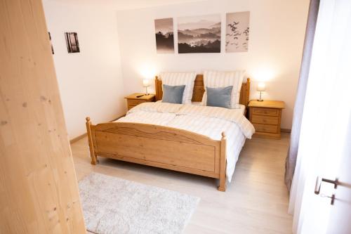 ein Schlafzimmer mit einem großen Bett mit zwei Nachttischen in der Unterkunft Große schöne Ferienwohnung mit kleinem Garten im Weinort Randersacker in Randersacker