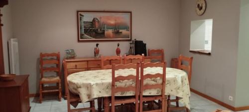 une salle à manger avec une table et des chaises dans l'établissement Le petit poucet, à Biscarrosse