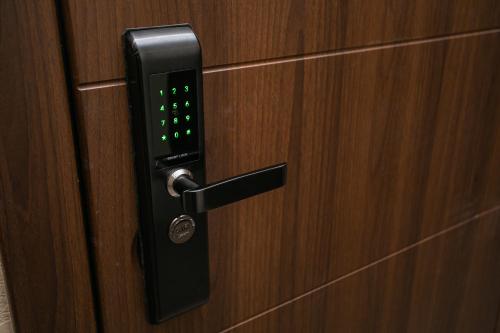 a black door handle on a wooden door at Petrovdom Apartments 78-170 in RC Nivki Park, 67А Beresteiskyi Avenue in Kyiv