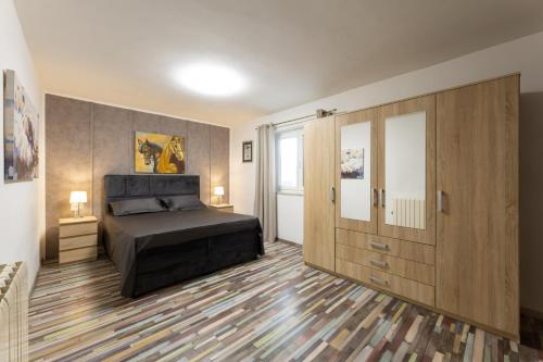 Ένα ή περισσότερα κρεβάτια σε δωμάτιο στο Luxury apartment Irina with private heated pool