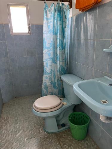 un baño con inodoro y lavabo en Cabañas Edda, en Puerto Escondido