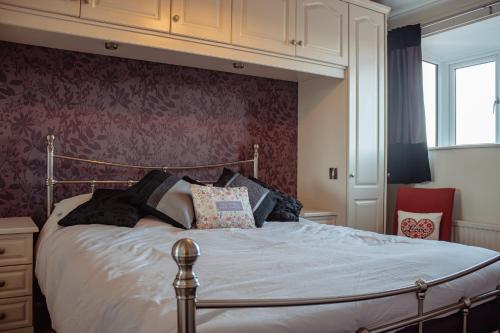 Un dormitorio con una cama grande con dosel. en Spacious 5-Bed Detached Home in Charming Tadcaster, en Tadcaster