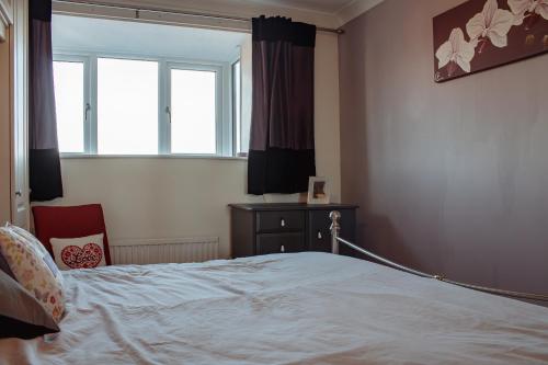 Un dormitorio con una cama y una ventana en Spacious 5-Bed Detached Home in Charming Tadcaster, en Tadcaster