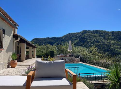 une terrasse avec une chaise et une piscine dans l'établissement Côte 'd Azur - DETACHED PRIVATE VILLA, à Coaraze