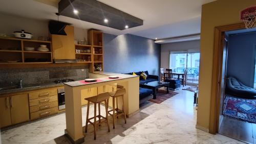 A cozinha ou cozinha compacta de Suite Meublée à Nouaceur