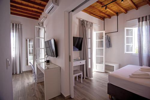 TV a/nebo společenská místnost v ubytování C Suites Mykonos