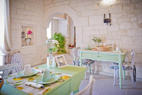 une salle à manger avec une table et des chaises vertes dans l'établissement Casa Nonna Stella, à Martina Franca