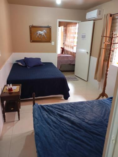 Ένα ή περισσότερα κρεβάτια σε δωμάτιο στο Pousada Aurora 2