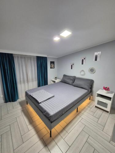 クラヨーヴァにあるNECTI Luxury Brand New Apartment in the Centerの部屋の中に大きなベッドがある寝室