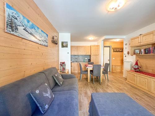 ein Wohnzimmer mit Sofa und Tisch in der Unterkunft Aprica , Lusso a 300m dalle Piste da Sci, Garage Privato e Deposito Sci Gratuito in Le Bratte